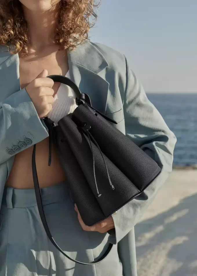 Numéro Huit Edition  Textured Black