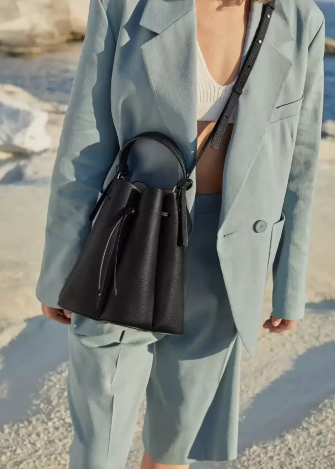 Numéro Huit Edition  Textured Black