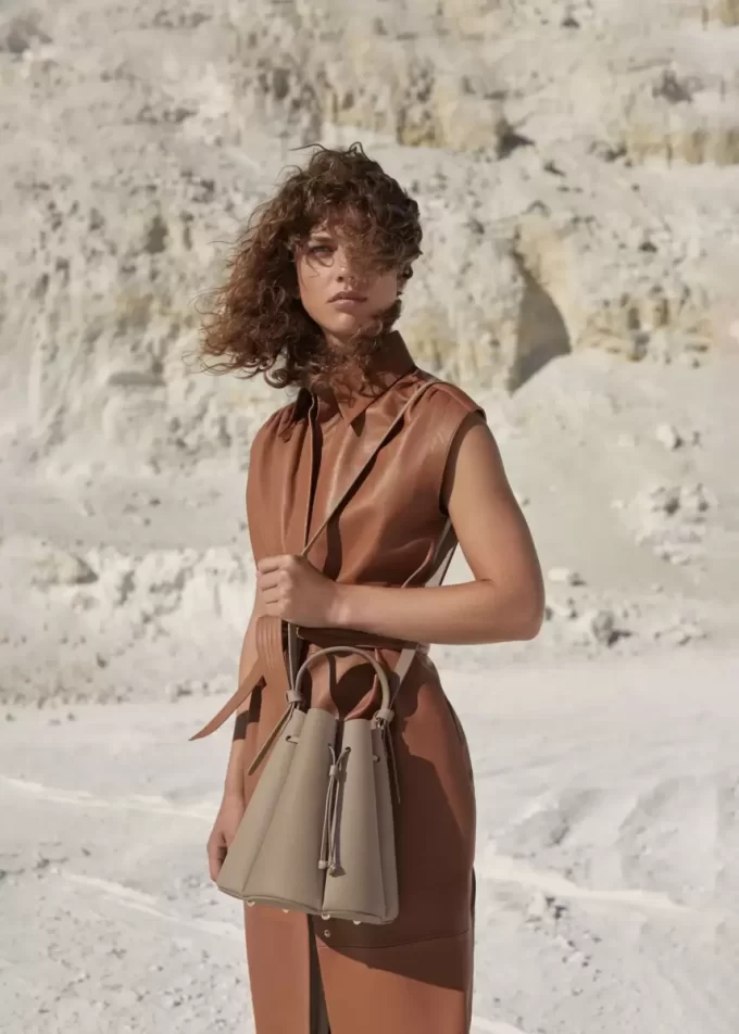 Numéro Huit Edition  Textured Taupe